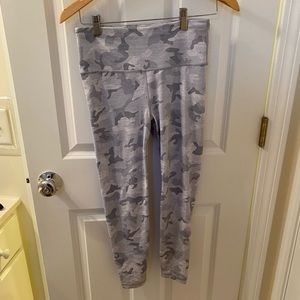 Light grey camo cropped leggings